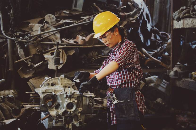 Vrouw aan het werk in fabriek
