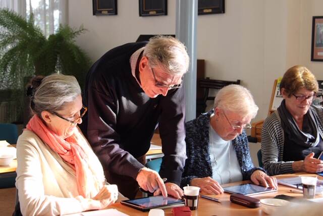 Senioren werken op tablets