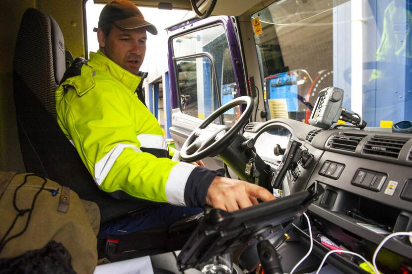 Afvalverwerker Jason uit Breda in vrachtwagen
