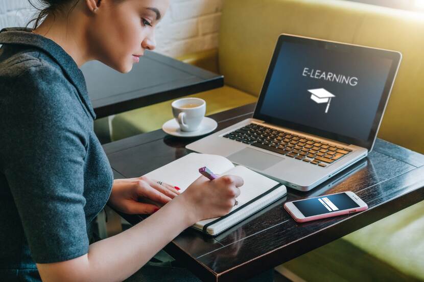 Vrouw achter laptop met E-learning