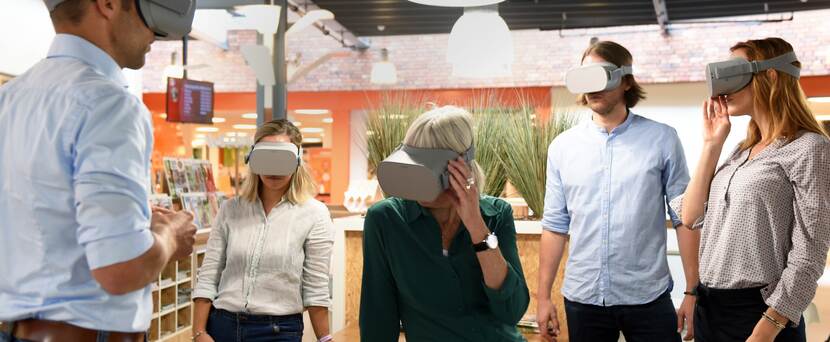 Foto van vier mensen met een VR-bril op hun hoofd